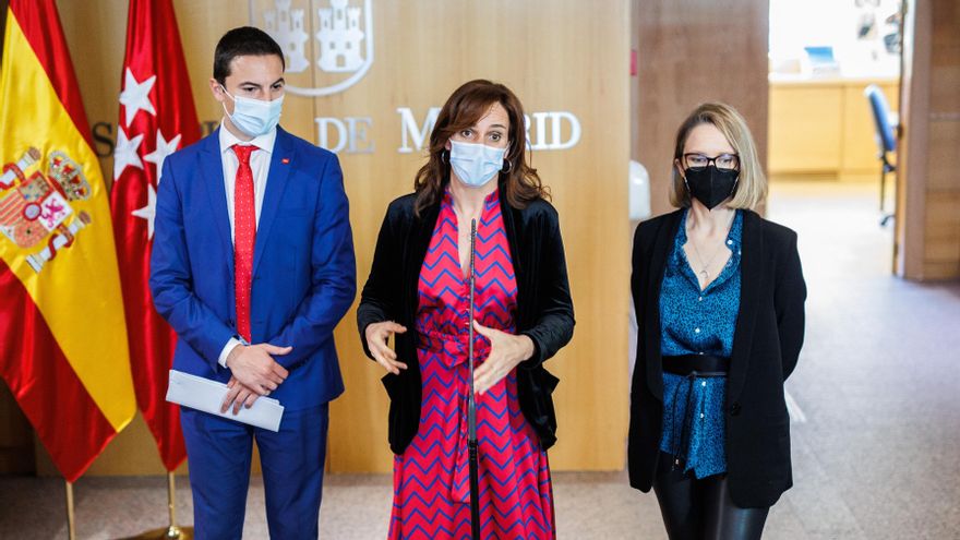 La portavoz de Más Madrid, Mónica García (c), el portavoz del PSOE de Madrid, Juan Lobato; y la portavoz de Unidas Podemos, Carolina Alonso, ofrecen una rueda de prensa en la Asamblea de Madrid, a 17 de febrero de 2022, en Madrid (España). La comparecencia se produce tras registrar una petición de la Comisión de Investigación en el Registro de la Asamblea, para esclarecer lo relacionado al tema de los leer más contratos COVID en la Comunidad de Madrid. Así lo han hecho los grupos después tras el supuesto espionaje al hermano de Ayuso que se habría acometido desde la Empresa Municipal de la Vivienda del Ayuntamiento de Madrid con el que intentarían acreditar el posible cobro de comisiones a cambio de contratos públicos, según ha publicado 'El Mundo' y han confirmado a Europa Press fuentes de su entorno.