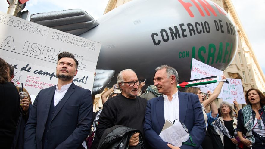 El portavoz de ERC en el Congreso, Gabriel Rufián (i), y el diputado de Sumar Enrique Santiago (d), durante una concentración propalestina frente al Congreso de los Diputados