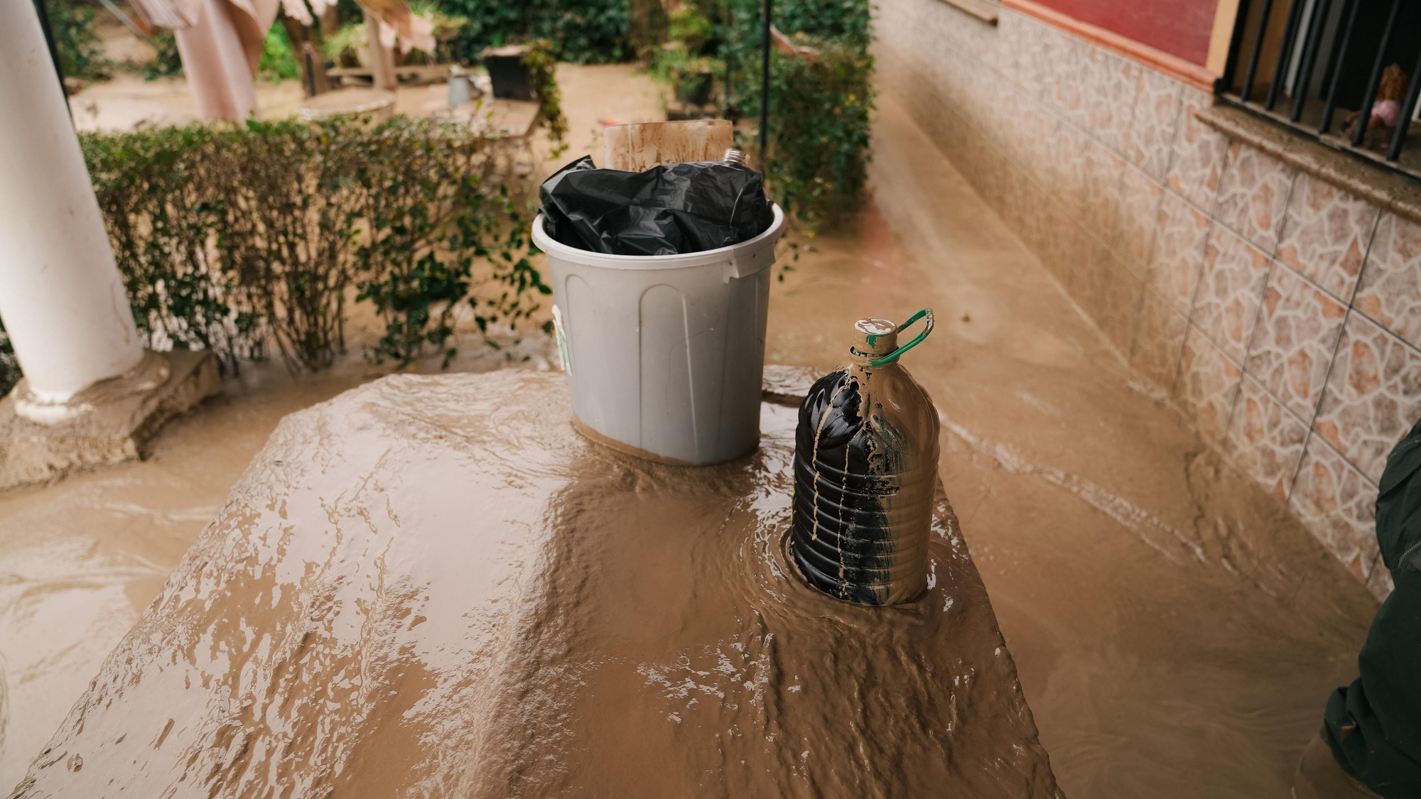 El lodo y el barro, dentro de las parcelas de las calles Perdiz y La Tórtola