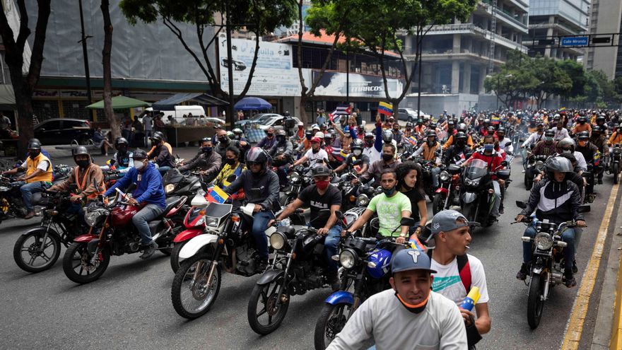 Motoristas chavistas realizan una caravana en Caracas para apoyar a Cuba