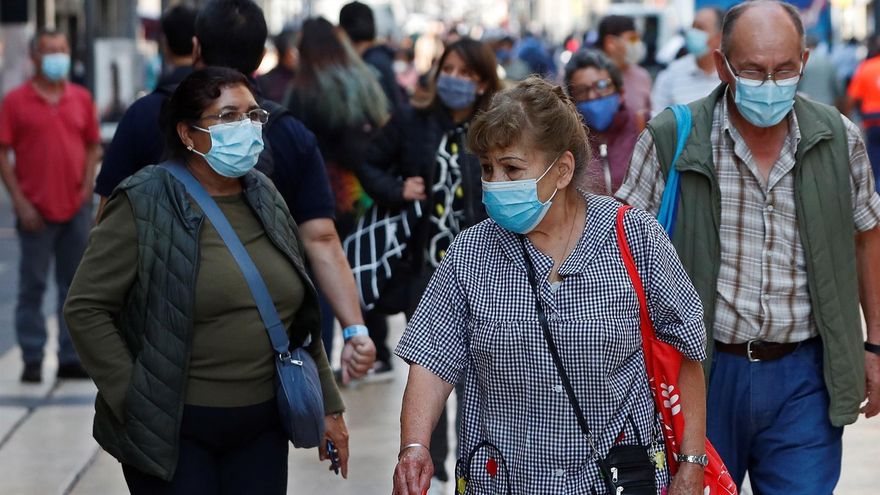 Unas personas con tapabocas camina por las calles del Centro Histórico, hoy, en la Ciudad de México (México). La Secretaría de Salud de México reportó este sábado 245 nuevas muertes por la covid-19 para un total de 293.859 defunciones confirmadas, además de otros 2.956 casos para llegar a 3.882.792 contagios.