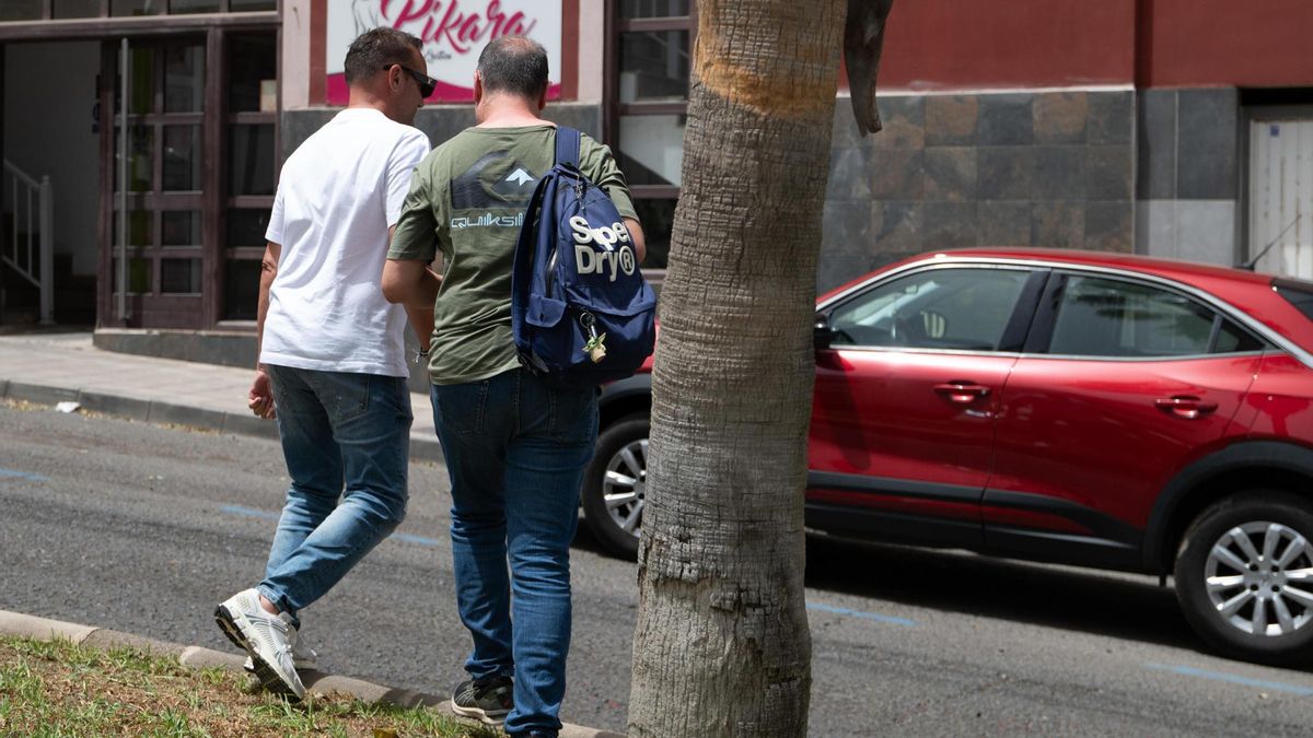 En la imagen, el arquitecto técnico municipal José Luis Espinel (i) este pasado jueves, tras abandonar la sede del Ayuntamiento, custodiado por un agente policial, tras asistir al registro ordenado por el Juzgado al cargo del caso.
