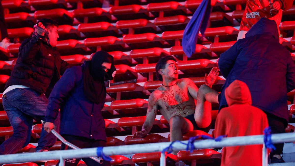 Violencia, sangre, locura y represión en las tribunas durante el partido de Independiente-U de Chile, en Avellaneda.