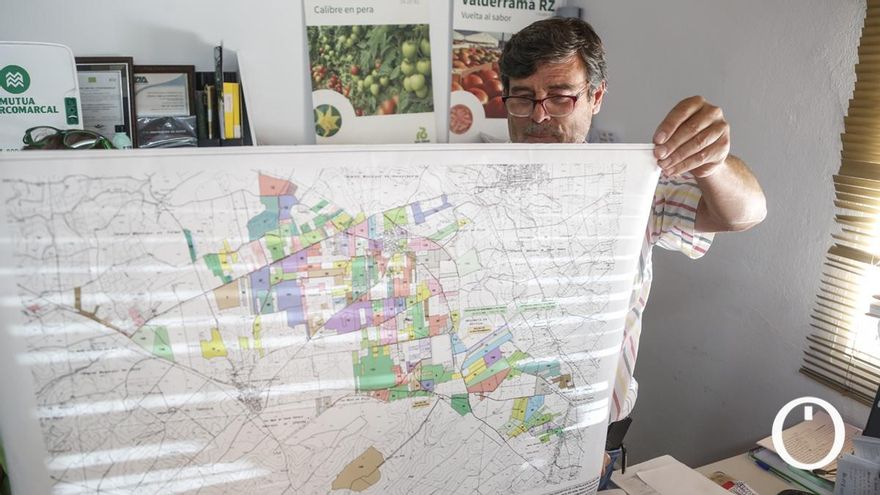 Manuel muestra un mapa de la zona regable en Fuente Palmera