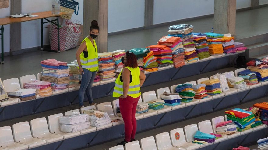 Dos mujeres trabajan en el Polideportivo Severo Rodríguez, donde se almacenan donaciones para los afectados por la erupción del volcán de Cumbre VIeja