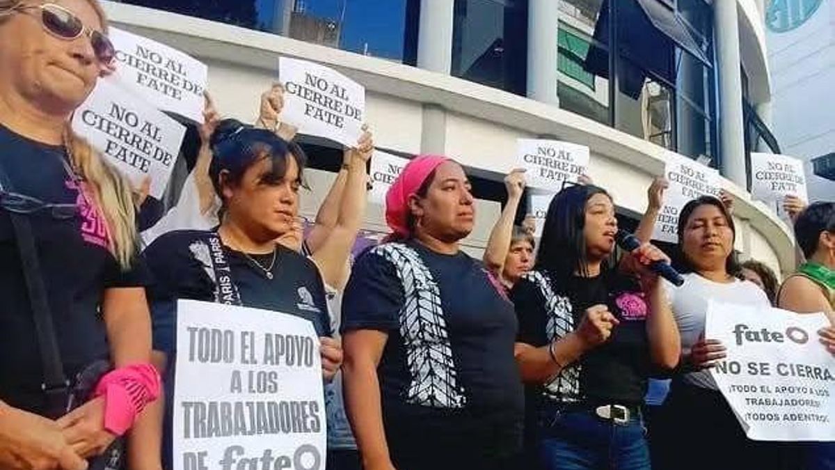 El colectivo "Ni una menos", docentes, gremios y jubilados se movilizan en contra de las políticas de Milei