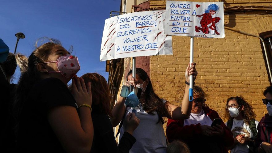 Familias de Paiporta denuncian el "abandono" a los escolares: "Sacadnos del fango, queremos volver al cole"