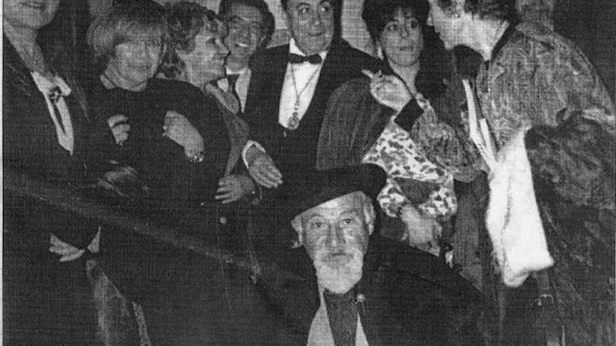 Waldo Santos, abajo, en un evento social.