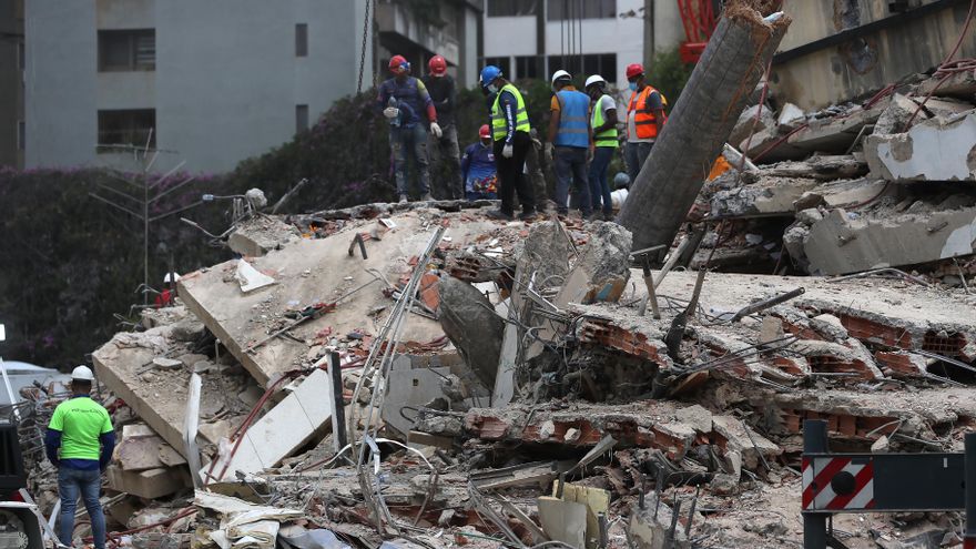 Integrantes de cuerpos de rescate realizan operaciones de búsqueda en edificaciones afectadas este miércoles, en Caracas (Venezuela). EFE/ Raúl Martínez