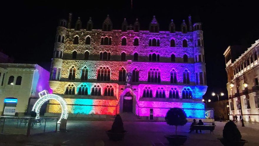 La Casa Botines de Gaudí en León con la nueva iluminación por la noche