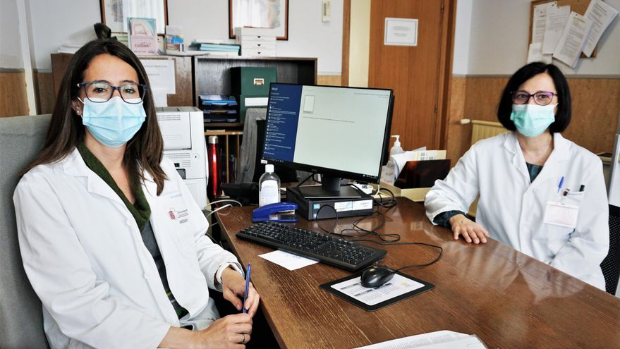 Las especialistas de Reumatología y Dermatología, Marisol Moreno y Fátima Lafuente