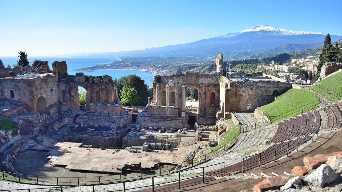 El teatro grecorromano de Taormina, con el Etna al fondo.