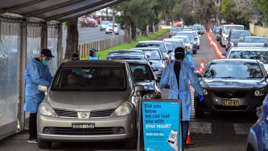 Trabajadores de la salud recogen muestras de miembros del público en una clínica de pruebas COVID-19 en el centro comercial Roselands en Sídney, Nueva Gales del Sur, Australia. EFE/EPA/MICK TSIKAS AUSTRALIA Y NUEVA ZELANDA OUT