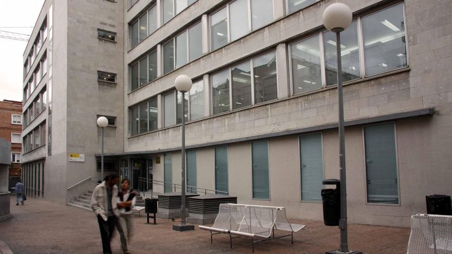 Nueva protesta por el eterno cierre de la biblioteca pública Manuel Alvar: seis años y medio sin acceso a sus 600.000 libros