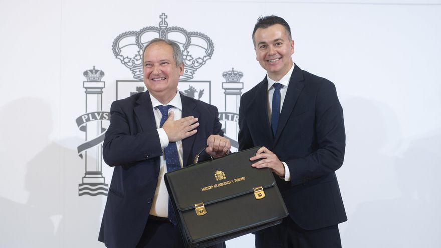 El hasta ahora ministro de Industria, Comercio y Turismo, Héctor Gómez (d), traspasa sus carteras de Industria y Turismo al exalcalde de Barcelona Jordi Hereu (i),