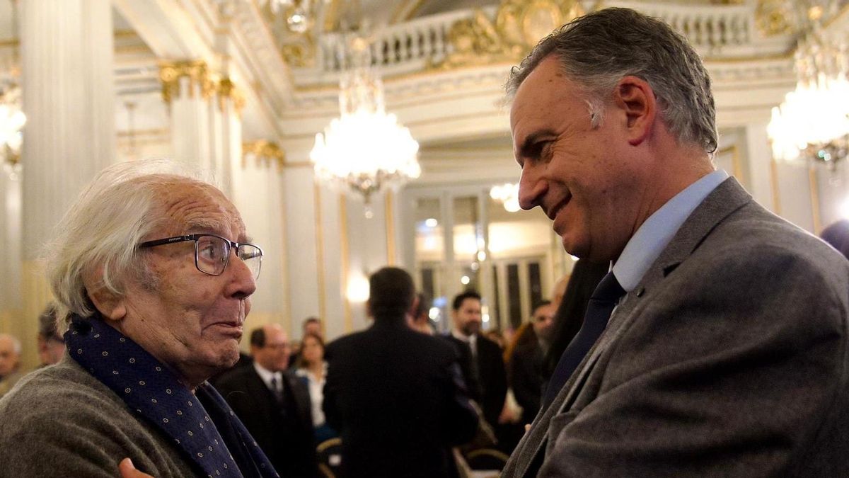 El Premio Nobel de la Paz 1980, Adolfo Pérez Esquivel, junto al presidente uruguayo, Yamandú Orsi.