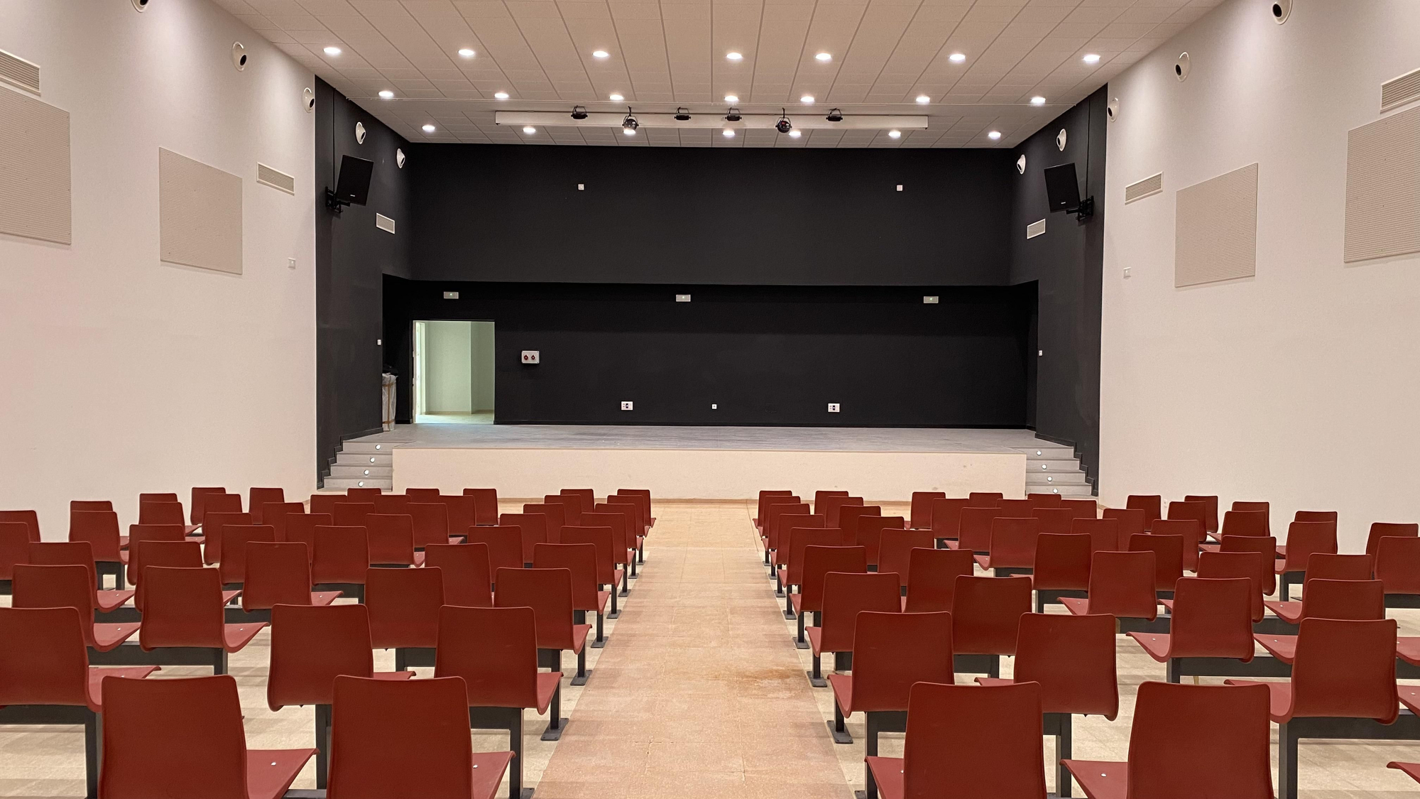 Salón de actos del espacio deportivo y cultural del recinto