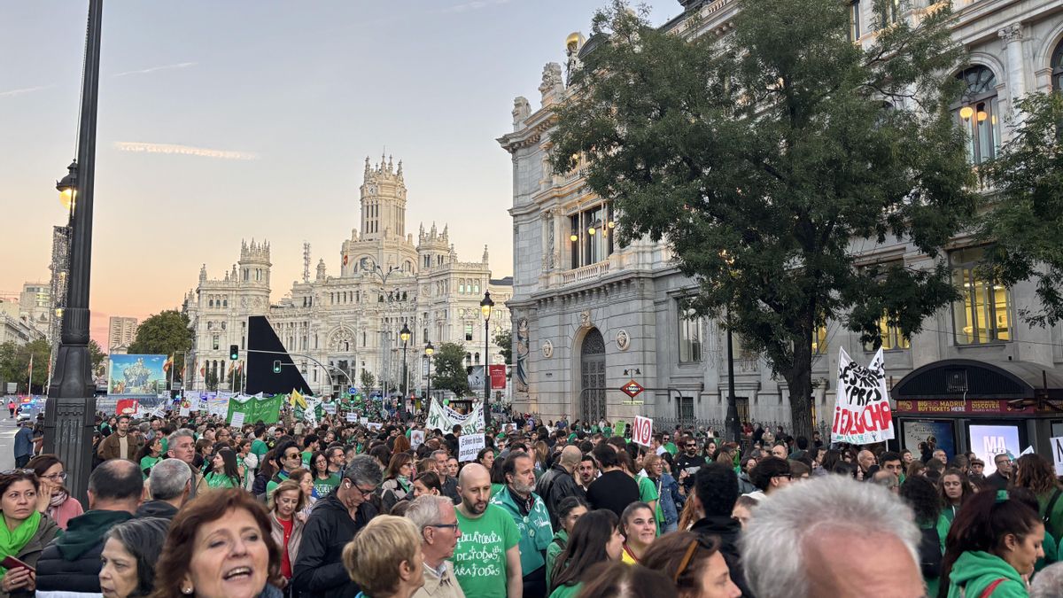 Los manifestantes avanzan por calle Alcalá