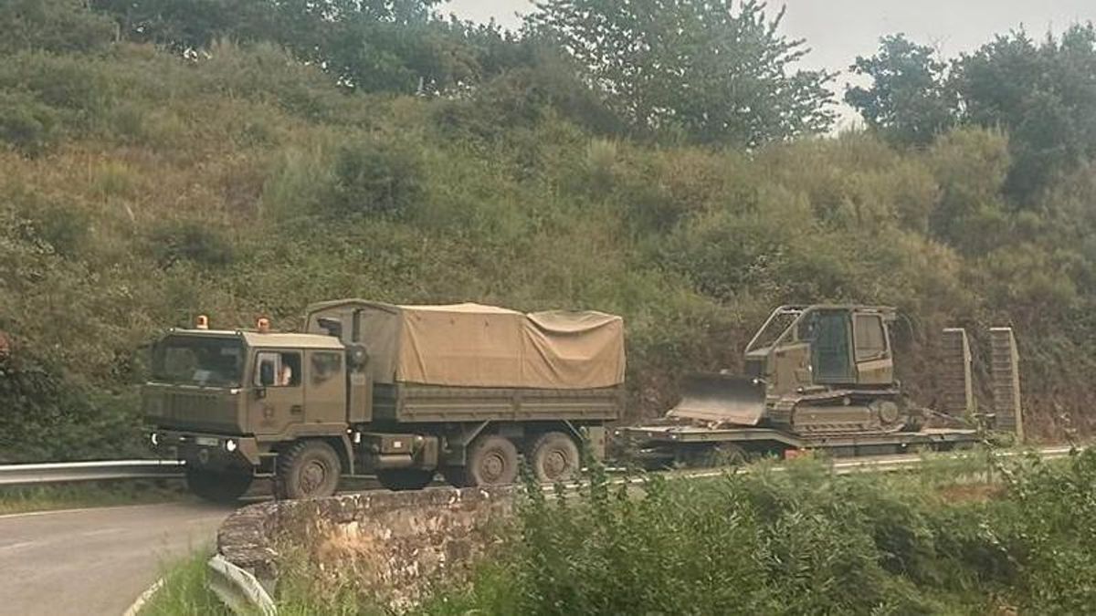 Llegada de medios del Ejército de Tierra a las inmediaciones de El Acebo.
