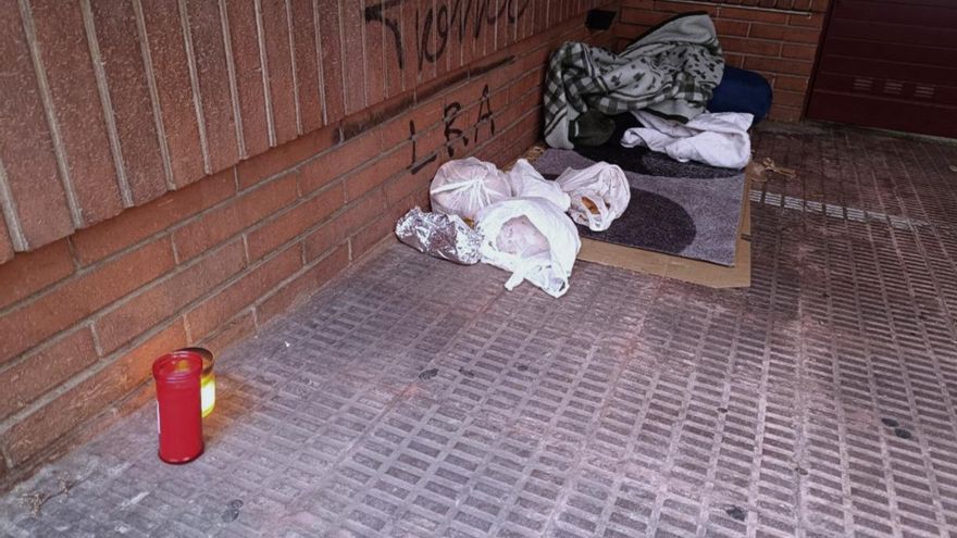 La despedida de los vecinos al hombre sin hogar fallecido en Badalona: "No se han llevado sus cosas, como si fuera un perro"