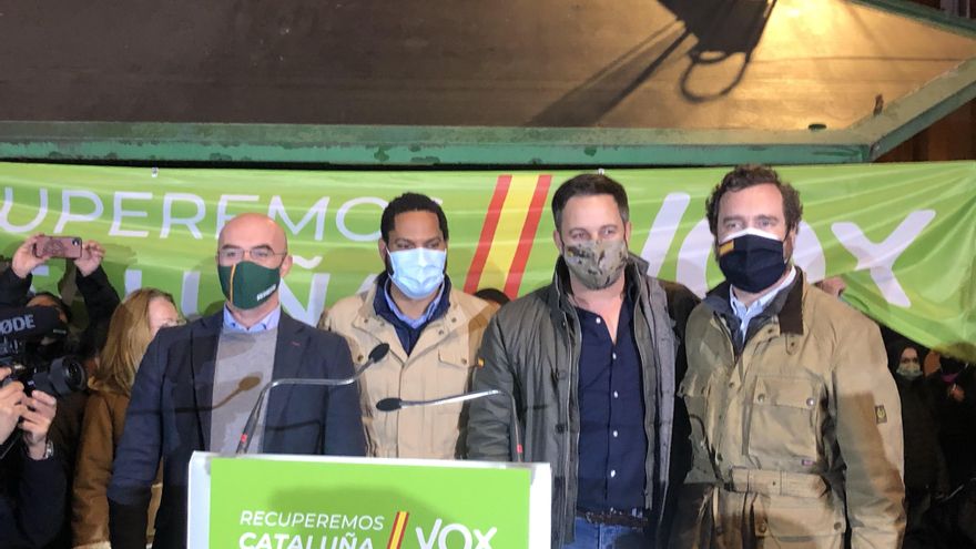 El portavoz del Comité de Acción Política de Vox, Jorge Buxadé, el candidato de Vox al 14F, Ignacio Garriga, el presidente de Vox, Santiago Abascal, y el portavoz de Vox en el Congreso, Iván Espinosa de los Monteros