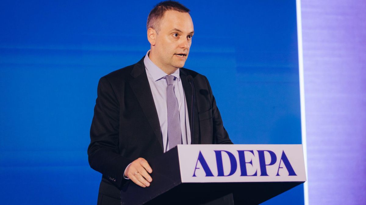 El jefe de Gabinete Manuel Adorni durante la cena anual de Adepa.