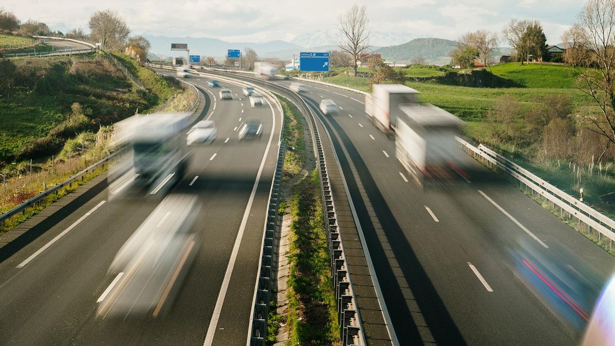 Una carretera con tráfico