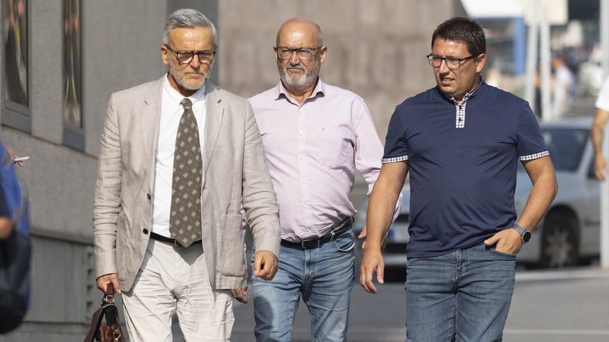 El exdiputado Juan Bernardo Fuentes (c) llega al Palacio de Justicia de Santa Cruz de Tenerife a declarar ante la jueza instructora del caso Mediador