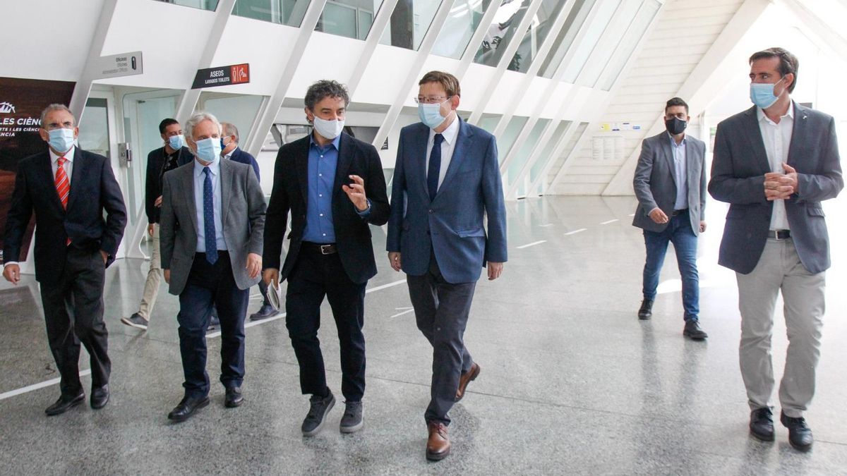 El president Ximo Puig junto al secrtario autonómico de Turismo, Francesc Colomer.