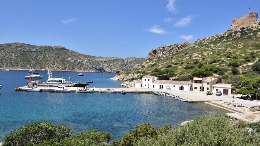 Cabrera, el Parque Nacional con aguas transparentes llenas de posidonia, sufre la falta de protección