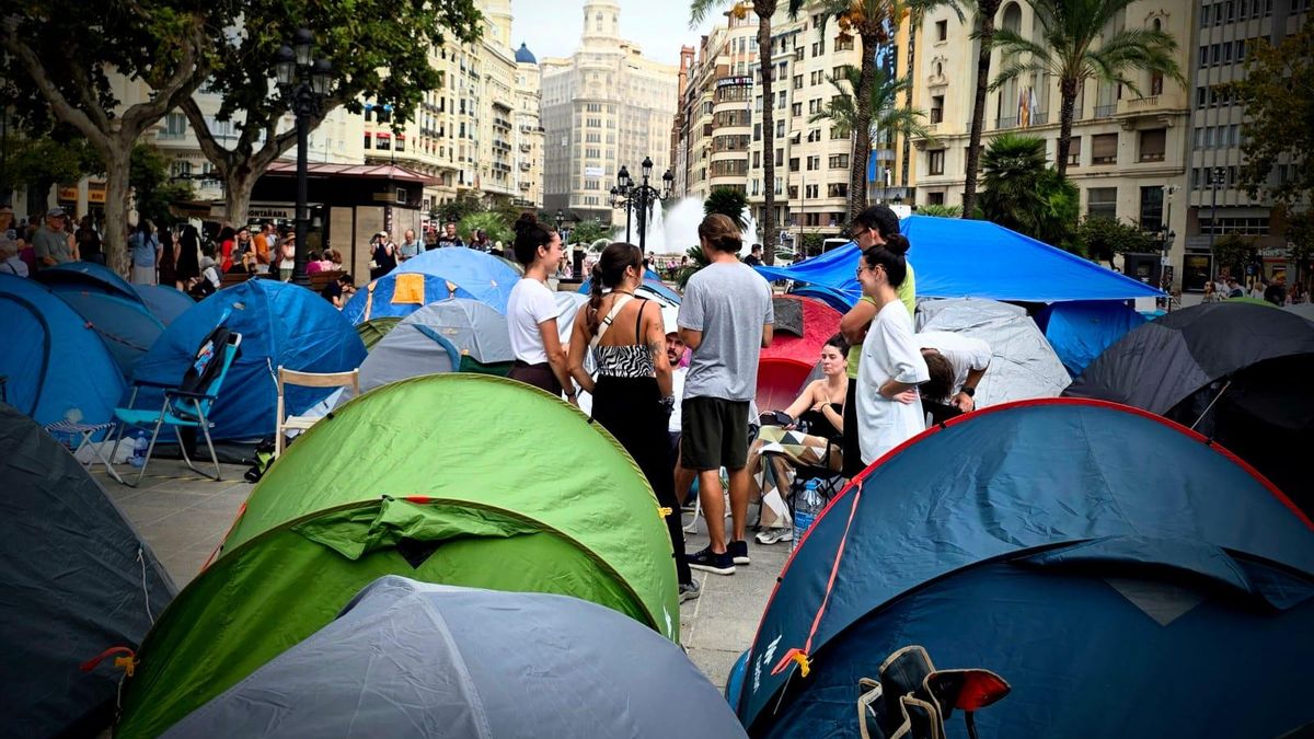 La acampada por la vivienda instalada en la Plaza del Ayuntamiento de València.
