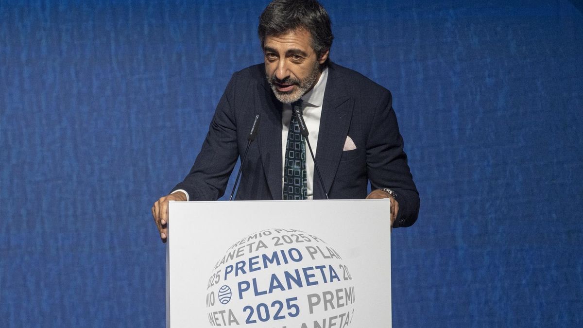 El escritor Juan del Val durante la gala de entrega del Premio Planeta de novela 2025 Museu Nacional d’Art de Catalunya (MNAC), a 15 de octubre de 2025, en Barcelona, Cataluña (España).