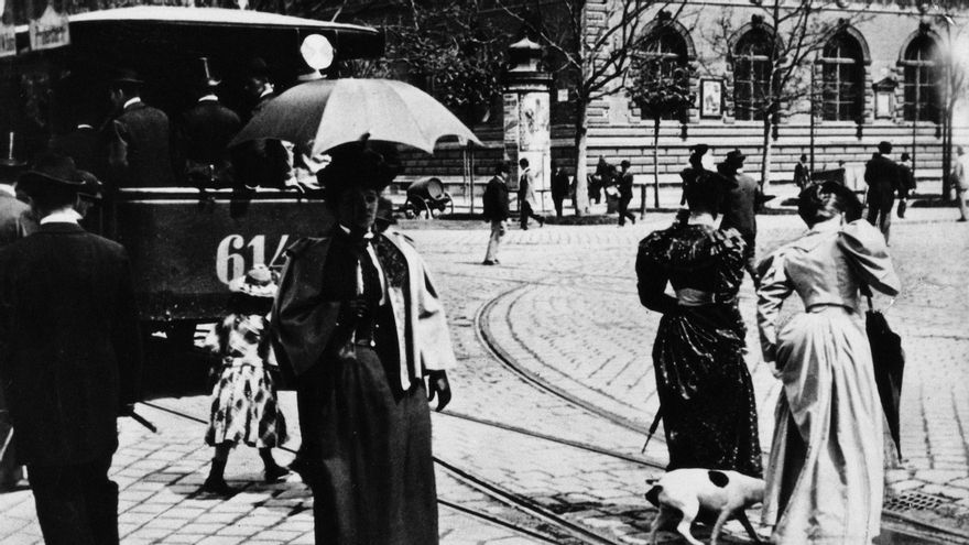 Un grupo de mujeres pasea por una calle de Viena al paso de un tranvía en 1892.