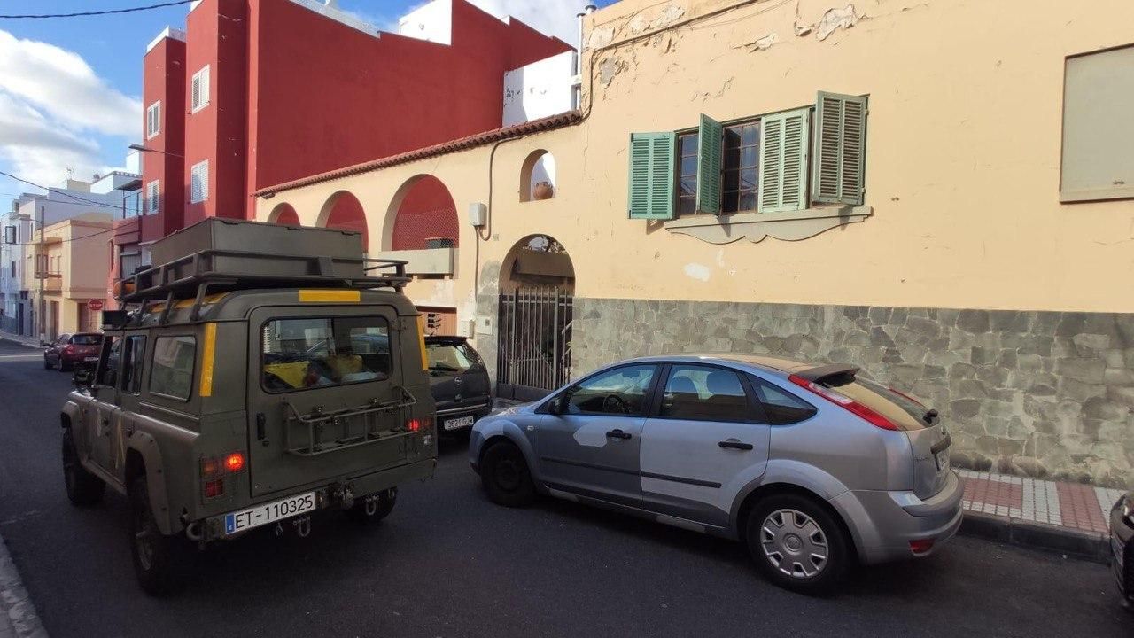 Efectivos de la UME desinfectan el centro de menores Aloe-monoparental en Tenerife.