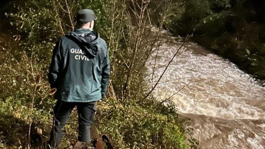 Buscan a una mujer que cayó al río Silvestre, en Asturias, tras ser arrastrada aguas abajo cuando lavaba una cacerola