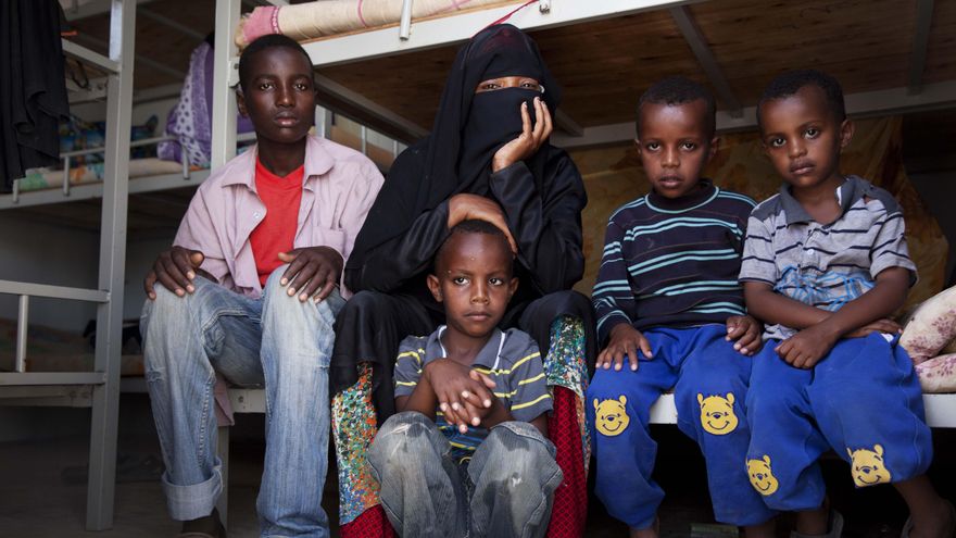 Hindia y sus hijos llevan tres meses en Haradh, a la espera de su repatriación a Etiopía. “Quiero volver a mi país”, repite una y otra vez: “No puedo estar más tiempo aquí”.  Fotografía: Anna Surinyach / MSF