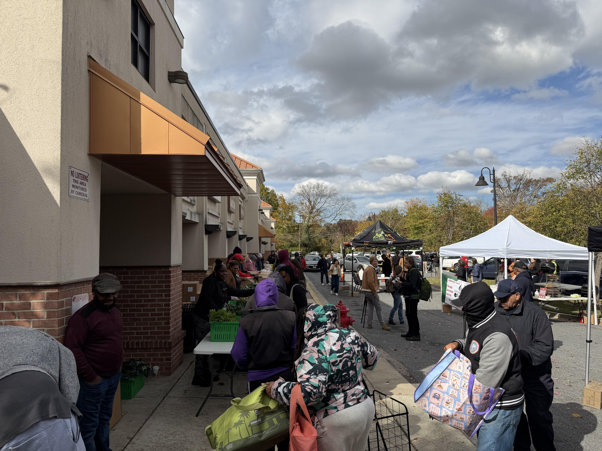 Empleados federales de EEUU recogen comida en un banco de alimentos en Maryland abierto para ellos por el 'shutdown', el 28 de octubre de 2025.