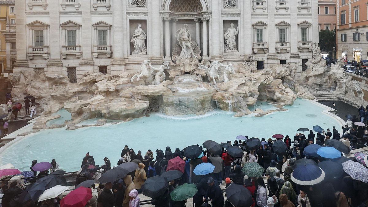 La Fontana de Trevi atestada de gente en diciembre de 2024