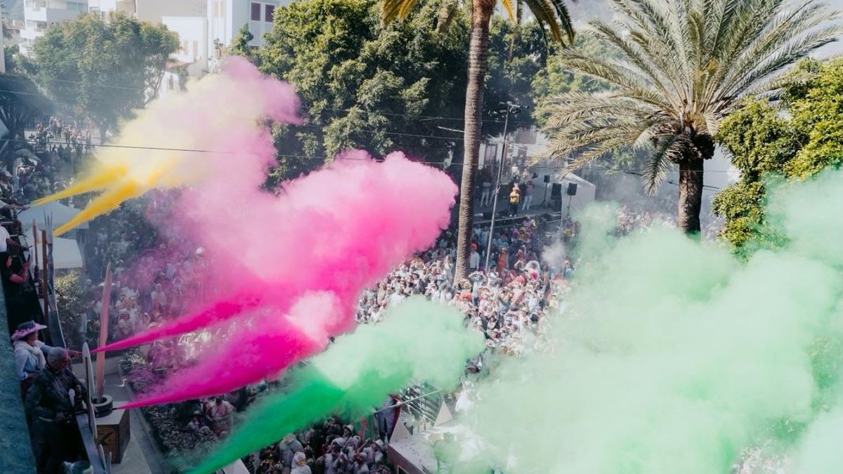 Desde el Ayuntamiento de Los Llanos de Aridane, en el marco La Gran Polvacera, los cañones, este sabado, tiñeron de colores el corazón del municipio.
