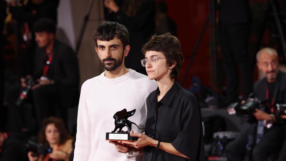 Los directores de 'NAZA? Rachel Szor y Yuval Abraham con el Premio Especial del Jurado en el Festival de Venecia. EFE/EPA/BUESRA TASDEMIR