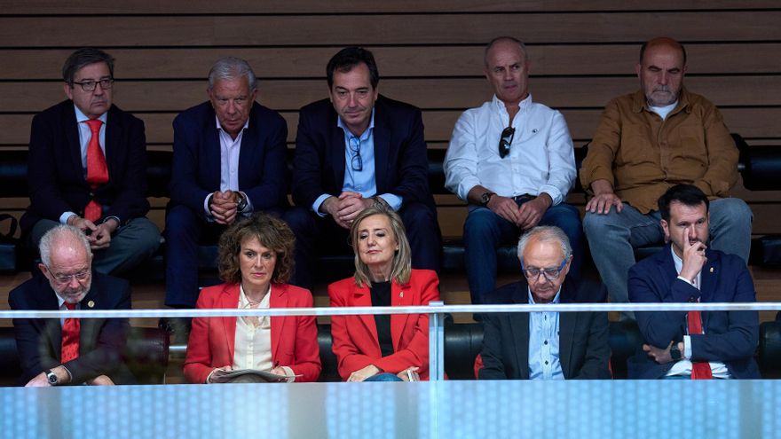 La presidenta de UPN, Cristina Ibarrola, en el centro, acompañada de varios miembros de su ejecutiva y del expresidente navarro Miguel Sanz, en la tribuna de invitados del Parlamento de Navarra.