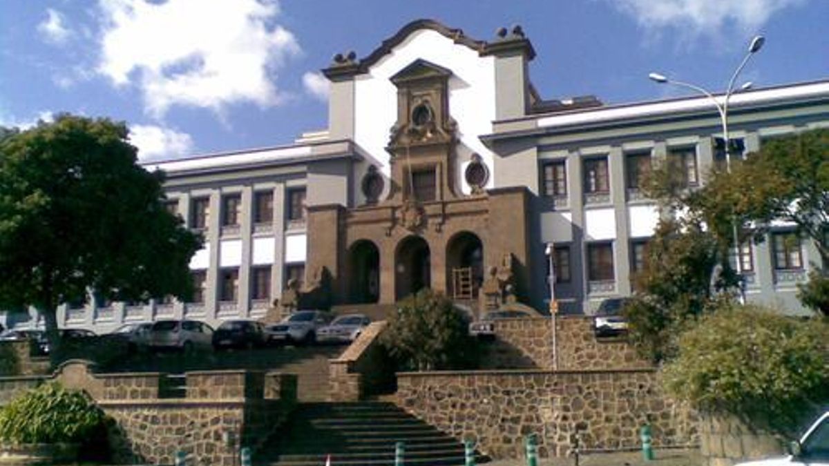 La ULL aprueba dos títulos propios de administración de fincas y cirugía robótica