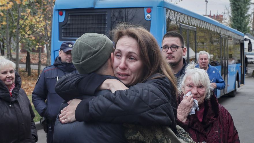Un recluta ruso se despide de un pariente en una oficina de reclutamiento durante la movilización militar parcial de Rusia en Moscú el 12 de octubre de 2022. EFE/EPA/YURI KOCHETKOV