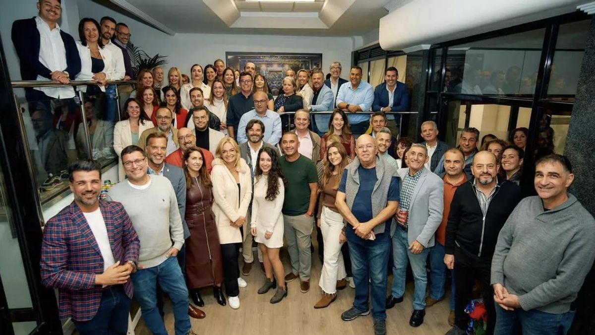 Juan José Cardona (a la derecha), entre los invitados al brindis navideño de Coalición Canaria en diciembre del año pasado.