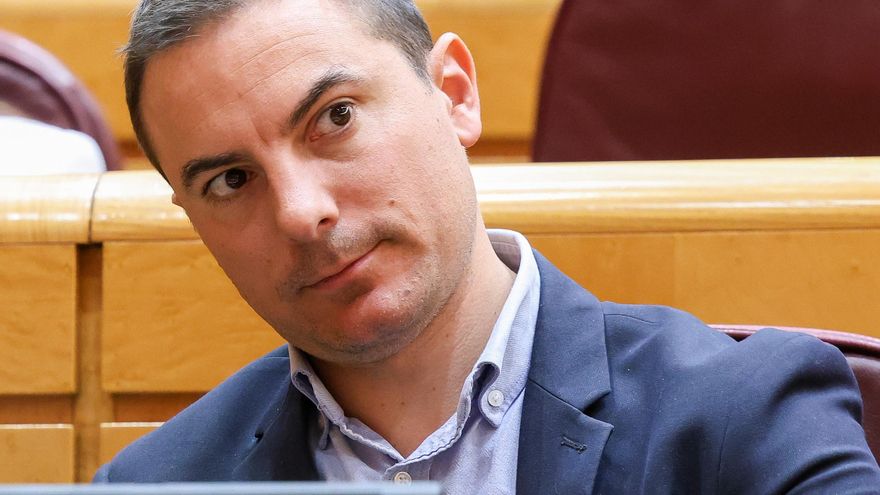 Archivo - El senador del PSOE, Juan Lobato, durante un pleno en el Senado, a 9 de abril de 2025, en Madrid (España). El grupo popular defiende durante el pleno de hoy una moción para reprobar a la vicepresidenta primera y ministra de Hacienda, ‘’por el in