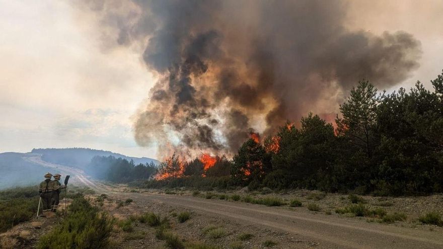 Los incendios de Porqueros y Espina de Tremor aumentan su gravedad por su impacto en arbolado y carreteras