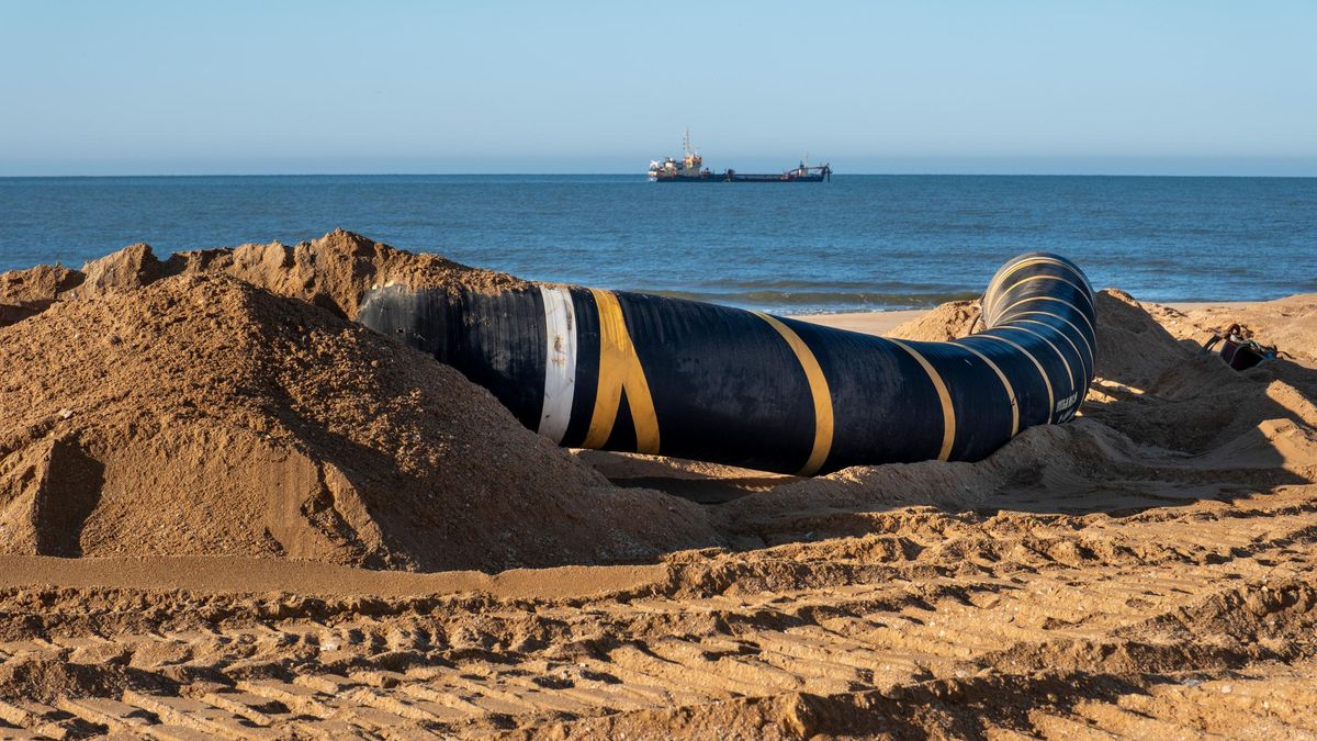 Impactos de las borrascas en la costa de Matalascañas, en Huelva, a 28 de febrero de 2026, donde se aprecian instalaciones que dan al mar.