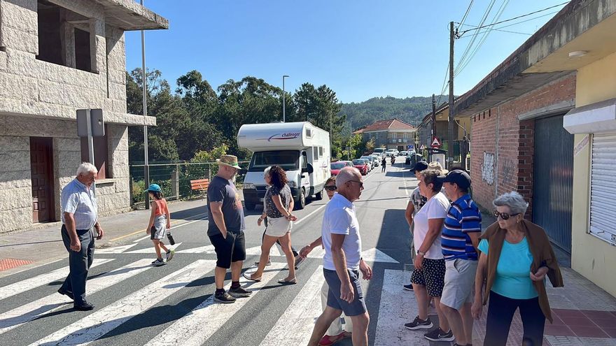 Cruzar sin fin un paso de peatones como protesta: vecinos de la costa pontevedresa se movilizan contra el turismo incívico