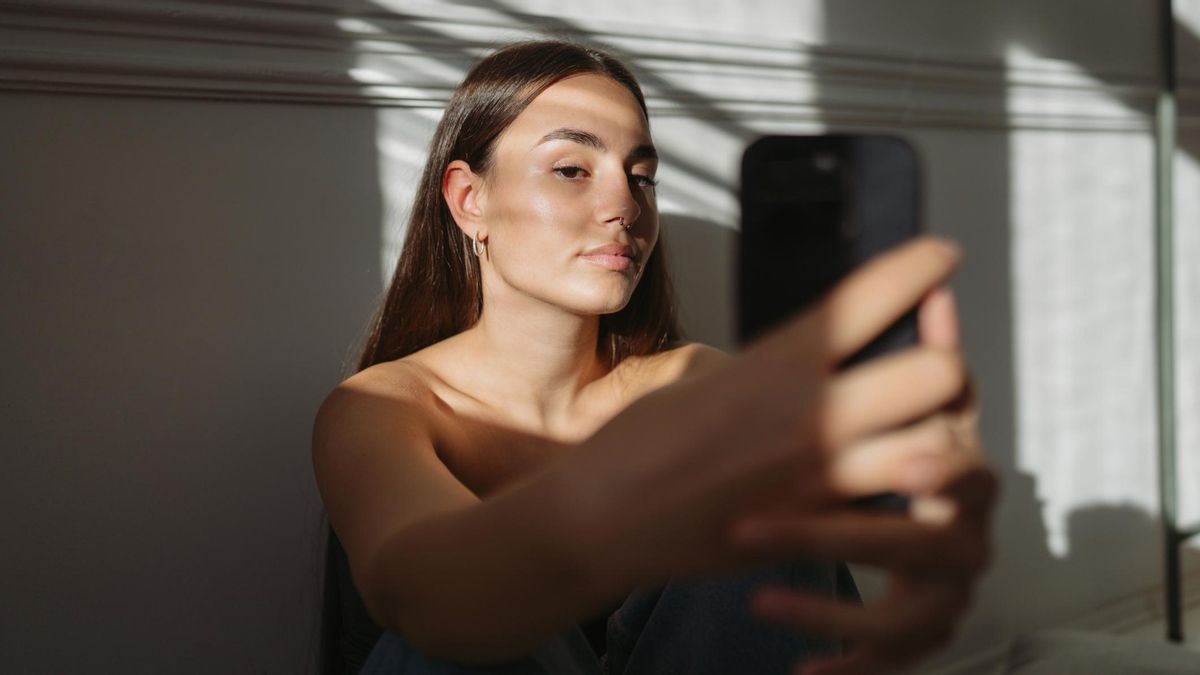 Videos en TikTok y otras plataformas ofrecen los servicios de ciertas apps de "análisis facial" que a partir de varios selfis te ofrecen consejos para "mejorar tu aspecto" y dicen estar "respaldados por la ciencia".