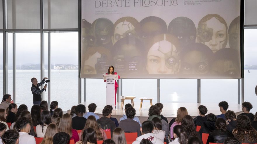 La consejera de Inclusión Social, Juventud, familias e Igualdad, Begoña Gómez del Río, asiste al Foro de Debate Juvenil.